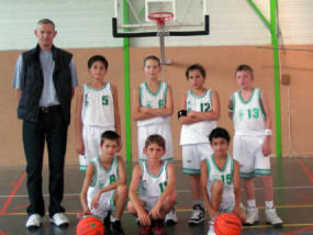 L'équipe des benjamins 1 de l'entente guérande basket et St Molf 06/07 - N°5: Pelpel Victor N°6: Festini Aubin N°8: Anezo Valentin N°10: Robin Maxime N°11: Guihard Samuel N°12: Sylvestre Clément N°13: Chevalier Thibault N°15: Lepronier Victor