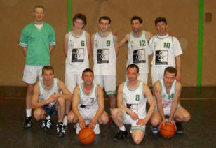 L'équipe des seniors masculins de l'entente Guérande basket et St Molf 06/07 - Festini Stéphane - Gates Jonathan - Dreno Pierre - Lazzeroni Frédéric - Bellessort Denis - Laporte Boris - Janson Jacquez - Ragu Jérome - Metayer Benoist - Pelletreau Benoît - Herruel Guillaume - Kegler alexis